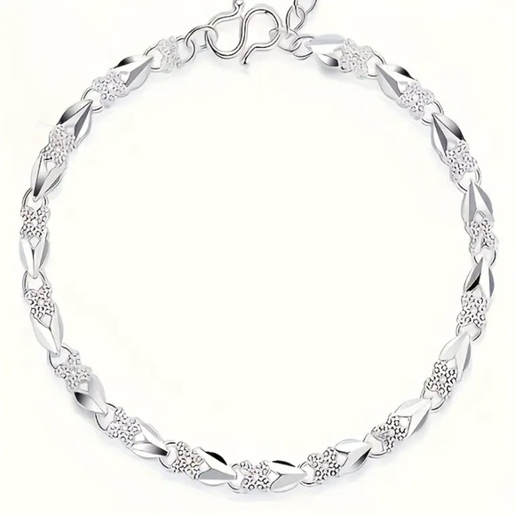 ❗️5/$25❗️Elegant Silver Floral Necklace - Picture 2 of 2